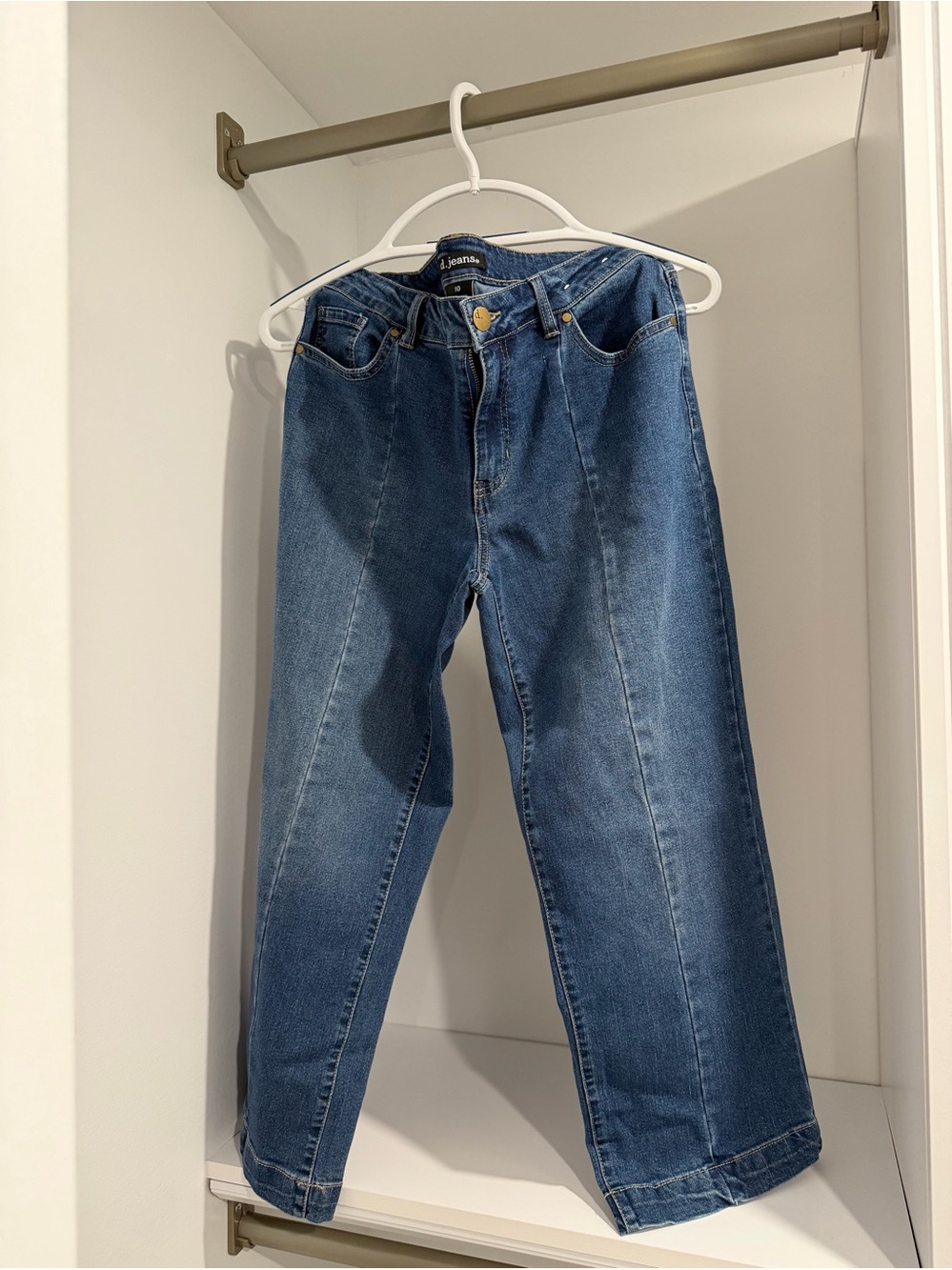 d. jeans Women's Cropped With a bit of a wider Leg Jeans in Medium Jacket